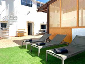two lounge chairs on the grass in a yard at Villa Montaña in Balcon de Telde