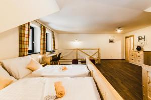 Postel nebo postele na pokoji v ubytování Apartmány Na Soutoku - Kvilda