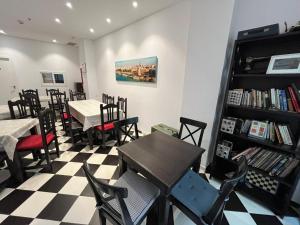 Die Bibliothek im Hostel