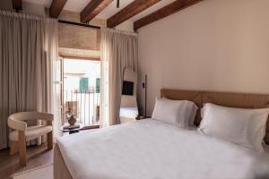 馬略卡島帕爾馬的住宿－Nobis Hotel Palma, a Member of Design Hotels，一间带大床的卧室和一个阳台