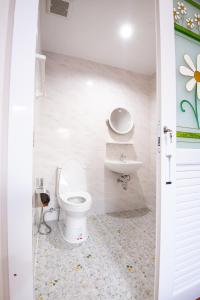 een badkamer met een toilet en een wastafel bij โรงแรมเชียงคำรักคุณ in Chiang Kham