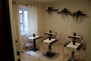 uma sala com mesas e cadeiras com plantas em Holiday a San Pietro em Roma