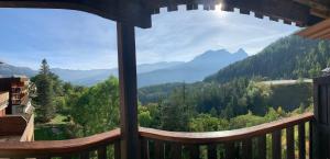 UvernetにあるPra Chauvet - Appartement 5 personnes Praloupの山々の景色を望むバルコニー