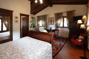 a bedroom with a bed and a desk in a room at Borgo Santa Lucia Monolocale in Castiglion Fiorentino