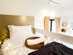 Beacon Executive Suite with SkyPool 3BR 9pax Georgetown Penang客房内的一张或多张床位