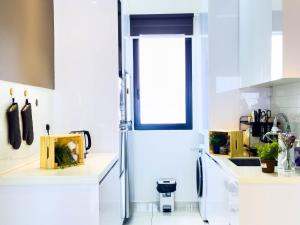 Beacon Executive Suite with SkyPool 3BR 9pax Georgetown Penang的厨房或小厨房