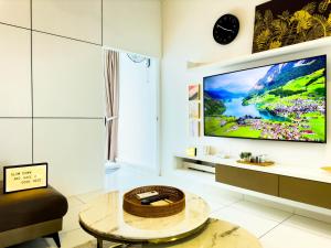 GeorgetownBeacon Executive Suite with SkyPool 3BR 9pax Georgetown Penang的带电视和咖啡桌的客厅
