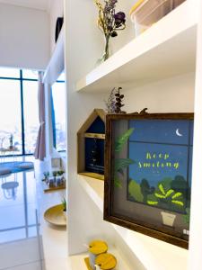 GeorgetownBeacon Executive Suite with SkyPool 3BR 9pax Georgetown Penang的挂在墙上的画架 更多37张照片
