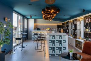 een bar met stoelen en tafels in een kamer bij Axel Hotel Madrid - Adults Only in Madrid