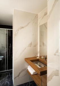 ein Bad mit einem Waschbecken und einer Dusche in der Unterkunft Hotel Regno in Rom