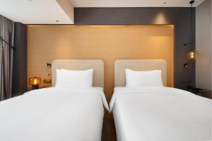 Rúm í herbergi á Langham Honor International Hotel Canton Fair Complex Branch - Free Shuttle to Canton Fair Complex During Canton Fair Period & Free Mini Bar