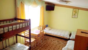 Zimmer mit 2 Etagenbetten und einem Fenster in der Unterkunft Coffee Hostel in Lwiw