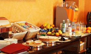 Bram Hotel في سانت أوفيميا لاميتسيا: بوفيه مع الكثير من الطعام على طاولة