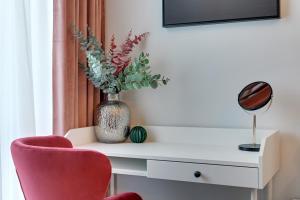 TV a/nebo společenská místnost v ubytování SCALA City Center by Downtown Apartments