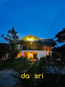 una casa con luces encima de ella por la noche en Daosri The Inn, en Jyoti Gaon