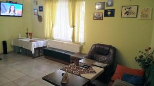 ein Wohnzimmer mit einem Sofa und einem Tisch in der Unterkunft Coffee Hostel in Lwiw