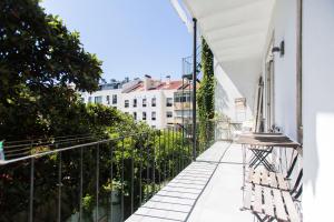 einen Balkon mit einer Bank auf einem Gebäude in der Unterkunft Apartments of the Marques in Lissabon