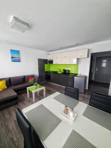 sala de estar con sofá y mesa en APARTMÁNY BYTČA, en Bytča