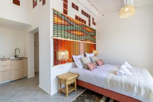 - une chambre avec un lit et une fenêtre dans l'établissement Sumptuous B&B Villa Provençale - 2BR4p, à Grimaud