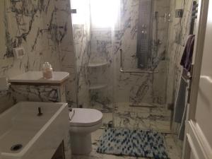 Bathroom sa Villa Gammarth - Chambre N°4