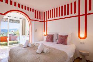 - une chambre avec un grand lit et une grande fenêtre dans l'établissement Sumptuous B&B Villa Provençale - 2BR4p, à Grimaud