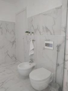 bagno bianco con servizi igienici e lavandino di Apartment with terrace in Chioggia's main square a Chioggia