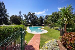 un jardín con piscina en un patio en Stunning 3 bedroom Apt near golf and beach! RDR350, en Benahavís