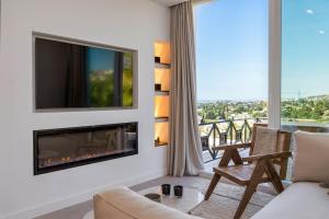 sala de estar con chimenea y TV en Stunning 3 bedroom Apt near golf and beach! RDR350, en Benahavís