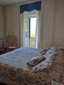 ein Schlafzimmer mit einem Bett mit Kissen und einem Fenster in der Unterkunft B&B La Dimora di Alida in Fiesole