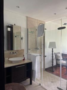 uma casa de banho com um lavatório e um chuveiro em Paradise Villa Eden Island em Mahé