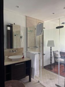 Ένα μπάνιο στο Paradise Villa Eden Island +27 φωτογραφίες