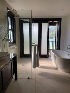 馬埃島的住宿－Paradise Villa Eden Island，浴室配有大浴缸、水槽和浴缸。