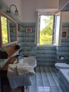 A bathroom at B&B La Dimora di Alida