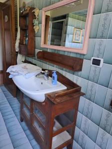 ein Bad mit einem Waschbecken und einem Spiegel in der Unterkunft B&B La Dimora di Alida in Fiesole