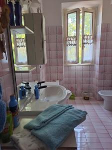 A bathroom at B&B La Dimora di Alida