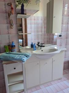 A bathroom at B&B La Dimora di Alida