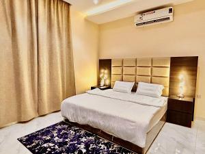a bedroom with a large bed and a window at شقة خاصة مؤثثة بالكامل للتأجير اليومي in Hafr Al Baten