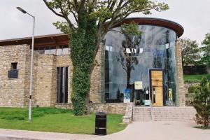 un edificio con una gran ventana de cristal delante de él en Dunleath House, en Downpatrick