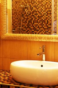 bagno con lavandino bianco e specchio di Bram Hotel a SantʼEufemia Lamezia
