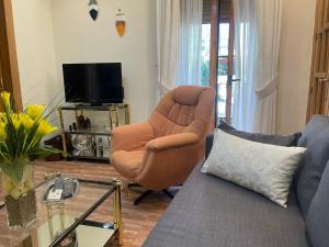 uma sala de estar com um sofá e uma cadeira em Casa San Salvador em Córdoba