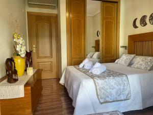 um quarto com 2 camas e toalhas em Casa San Salvador em Córdoba