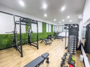Fitness centrum a/nebo fitness zařízení v ubytování Unique loft living design in JVC by Suiteable