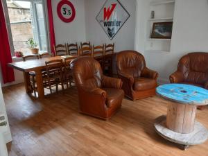 uma sala de espera com cadeiras de couro e uma mesa em Maison Bourgueil em Bourgueil