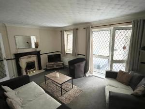 uma sala de estar com um sofá e uma lareira em Park Cottage em Scunthorpe