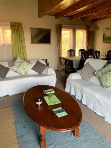 ein Wohnzimmer mit 2 Betten und einem Couchtisch in der Unterkunft Manwood Lodge in Henburg Park