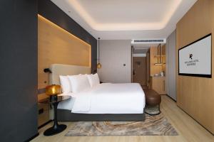 Rúm í herbergi á Langham Honor International Hotel Canton Fair Complex Branch - Free Shuttle to Canton Fair Complex During Canton Fair Period & Free Mini Bar