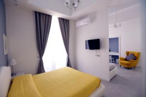 A television and/or entertainment centre at Rome Together Guest House