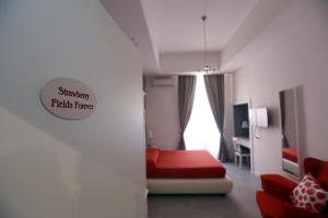 A television and/or entertainment centre at Rome Together Guest House