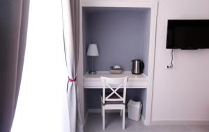 A television and/or entertainment centre at Rome Together Guest House
