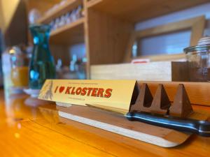 uma caixa de biscoitos em cima de uma mesa em Sport-Lodge Klosters em Klosters